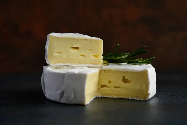 Camembert de queso o brie con romero fresco — Foto de Stock