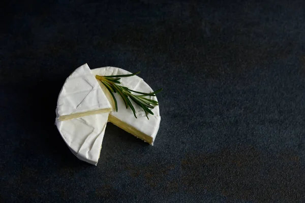 Formaggi camembert o brie con rosmarino fresco — Foto Stock