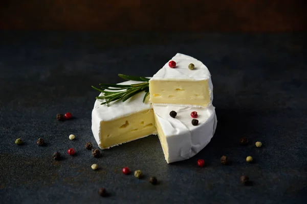 Camembert de queijo ou brie com alecrim fresco — Fotografia de Stock