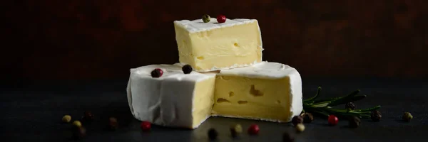 Сыр камамбер или бри со свежим розмарином — стоковое фото