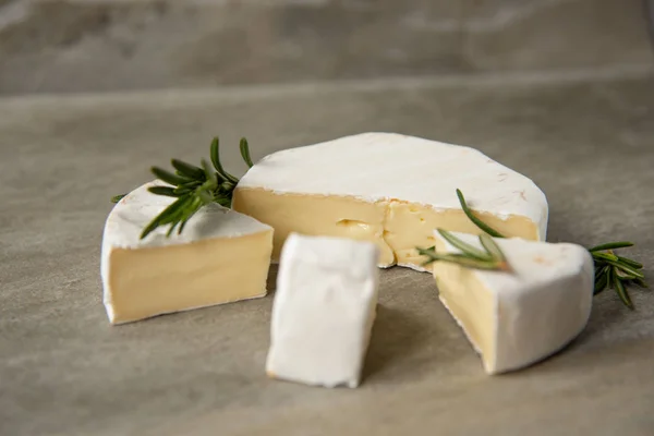 Formaggi camembert o brie con rosmarino fresco — Foto Stock