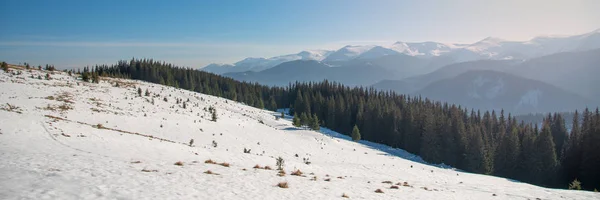 Hermosa vista panorámica de invierno de montañas cubiertas de nieve —  Fotos de Stock