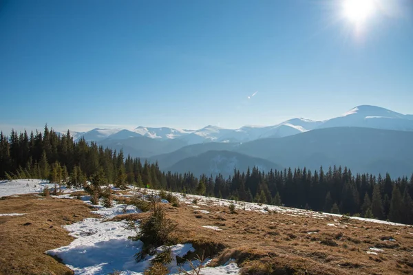 Krásné zimní výhled na sněhu limitován horách — Stock fotografie