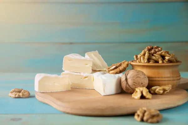 Queso camembert o brie con nueces —  Fotos de Stock