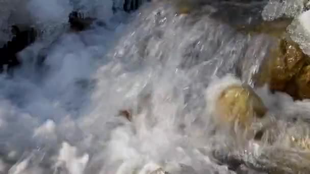 Взимку гірській річці — стокове відео