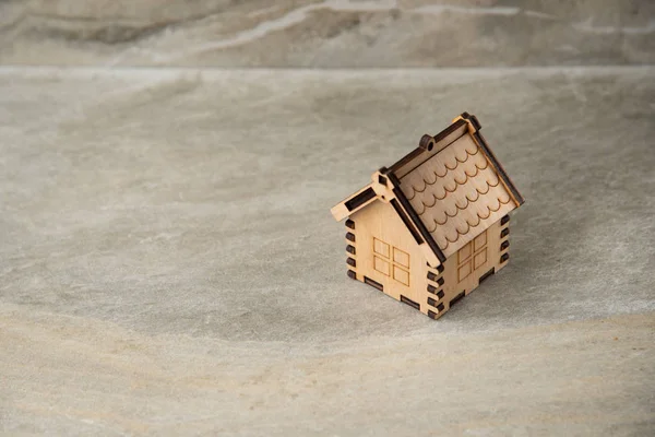 Minyatür ahşap ev Emlak kavramının — Stok fotoğraf
