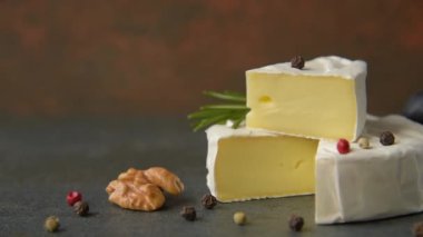 Camembert üzüm ile