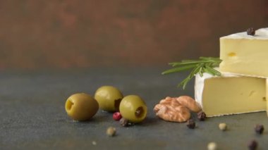 Camembert zeytinli