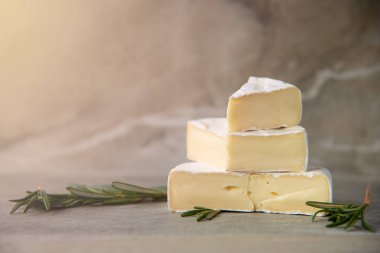 Peynir camembert veya brie taze biberiye ile