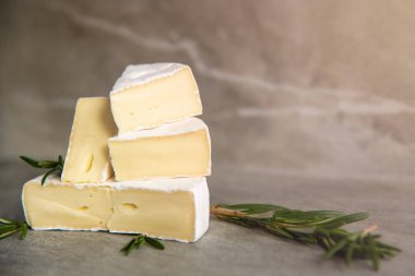 Peynir camembert veya brie taze biberiye ile