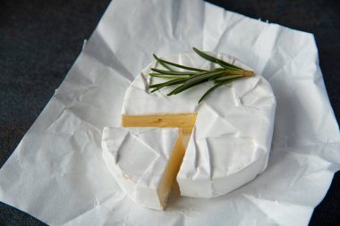 Peynir camembert veya brie taze biberiye ile
