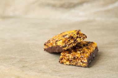 Mermer taş zemin üzerine müsli ve tahıl bar