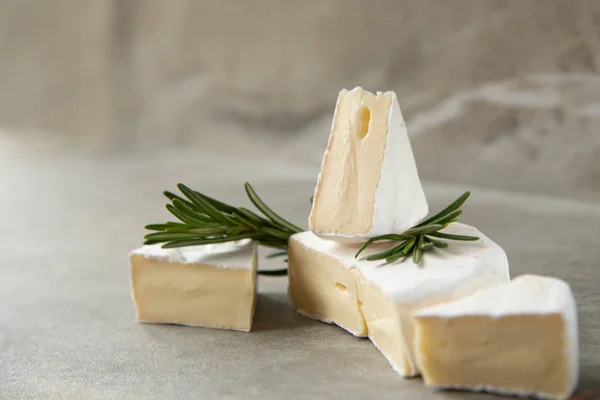 Sýr camembert nebo brie s čerstvým rozmarýnem — Stock fotografie