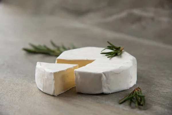 Сыр камамбер или бри со свежим розмарином — стоковое фото