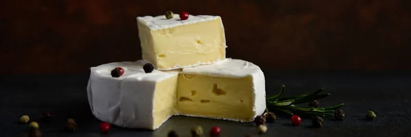 Camembert de queso o brie con romero fresco — Foto de Stock