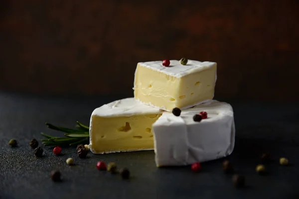 Camembert de queijo ou brie com alecrim fresco — Fotografia de Stock