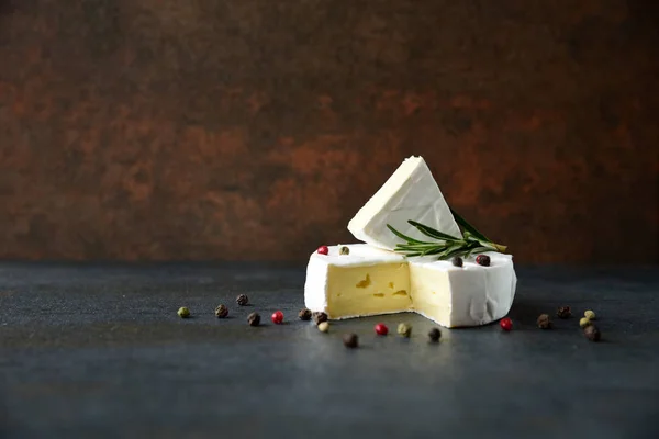 Camembert de queijo ou brie com alecrim fresco — Fotografia de Stock