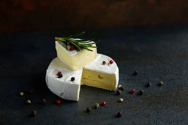 Camembert és brie sajt, friss rozmaring — Stock Fotó