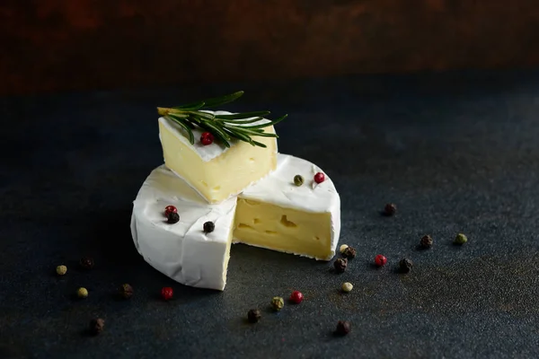 Camembert de queso o brie con romero fresco — Foto de Stock