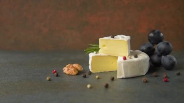 Camembert üzüm ile