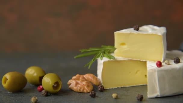 Camembert with olives — Stock Video