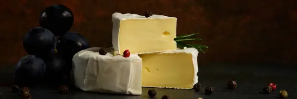 Camembert de queijo ou brie com uvas escuras — Fotografia de Stock