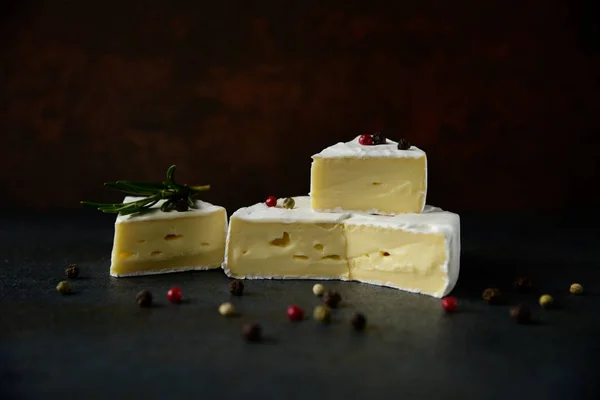 Camembert és brie sajt, friss rozmaring — Stock Fotó