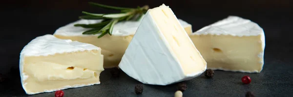 Camembert de queso o brie con romero fresco —  Fotos de Stock
