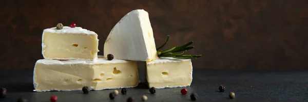 Camembert de queijo ou brie com alecrim fresco — Fotografia de Stock