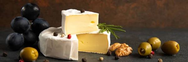 Сыр камамбер или бри с оливками и виноградом — стоковое фото