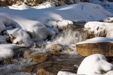 Kış dağlarda taş üzerinde Rapids'de akan su