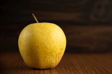 Ahşap antika arka plan üzerinde sarı elma