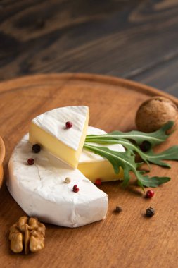 Peynir camembert veya brie ceviz ve roka