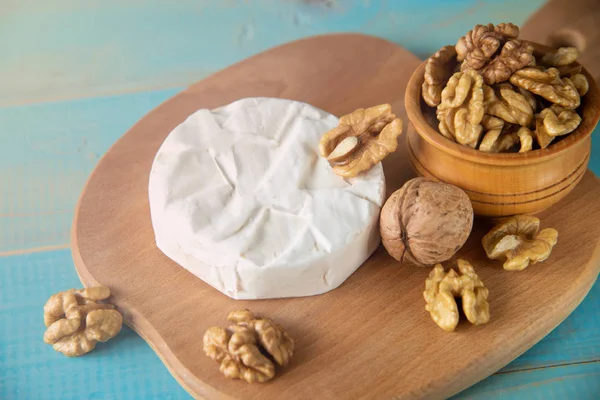 Käsecamembert oder Brie mit Walnusskernen — Stockfoto