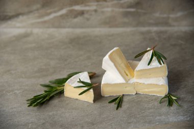 Peynir camembert veya brie taze biberiye ile