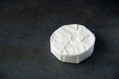 Peynir camembert veya brie koyu arka plan üzerinde