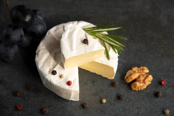 Queso camembert o brie con aceitunas y uvas — Foto de Stock