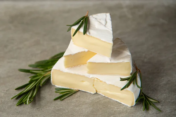 Camembert de queso o brie con romero fresco — Foto de Stock