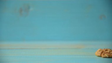 mavi ahşap arka planda cevizler