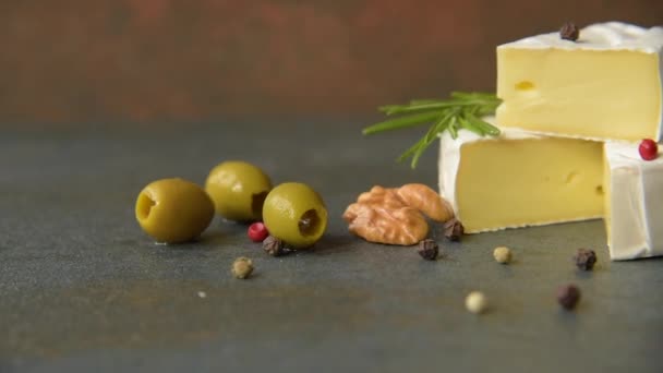 Camembert met olijven — Stockvideo