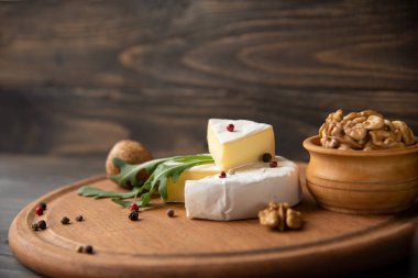 Peynir camembert veya brie ceviz ve roka