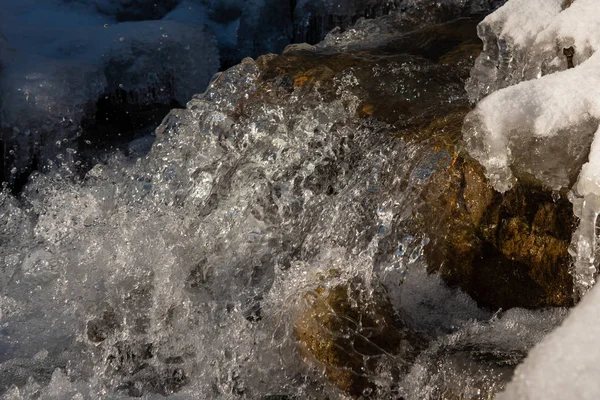 Текстура кипящей воды, водопад, горная река , — стоковое фото