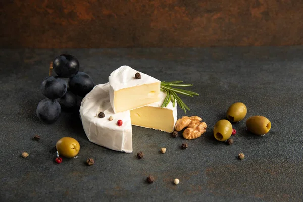 Camembert de queijo ou brie com azeitonas e uvas — Fotografia de Stock