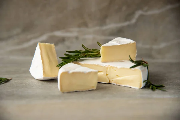 Formaggi camembert o brie con rosmarino fresco — Foto Stock