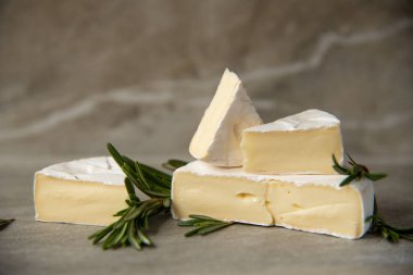 Peynir camembert veya brie taze biberiye ile