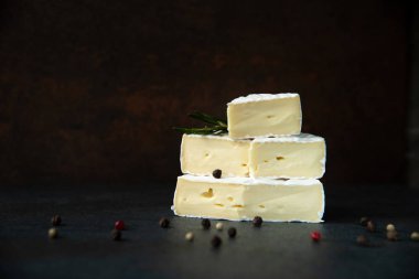 Peynir camembert veya brie taze biberiye ile