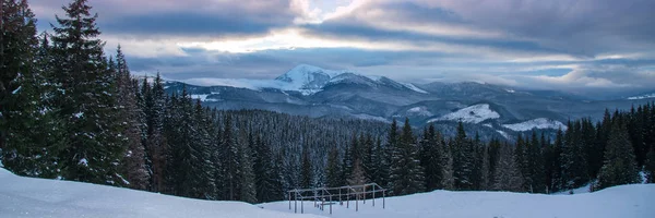 Krásné zimní výhled na sněhu limitován horách — Stock fotografie
