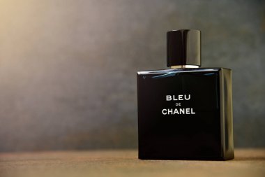 Mavi de Chanel koyu arka plan erkekler için