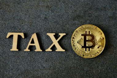 Bitcoin ve ahşap harfler vergi taş arka plan