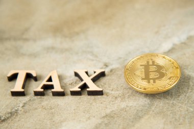Bitcoin ve ahşap harfler vergi taş arka plan